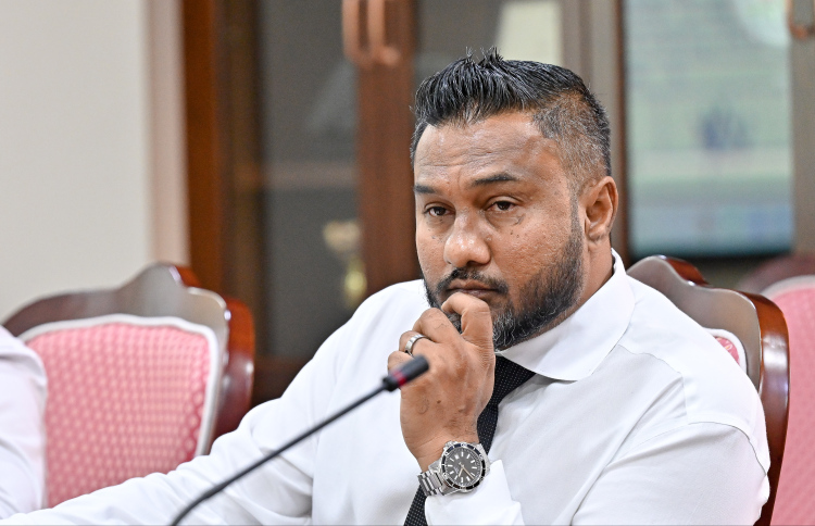 ސްޕްރީމް ކޯޓްގެ ހުކުމާއެކު މެންބަރު ސިނާންގެ ގޮނޑި ގެއްލިޖެ