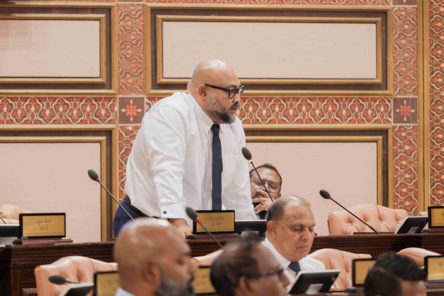 ބޭއިންސާފުން މުއައްޒަފުން ވަކިކުރަމުންދާތީ މެންބަރު ޝާކިރުގެ ސިޓީއެއް ރައީސުލްޖުމްހޫރިއްޔާއަށް ފޮނުއްވައިފި.