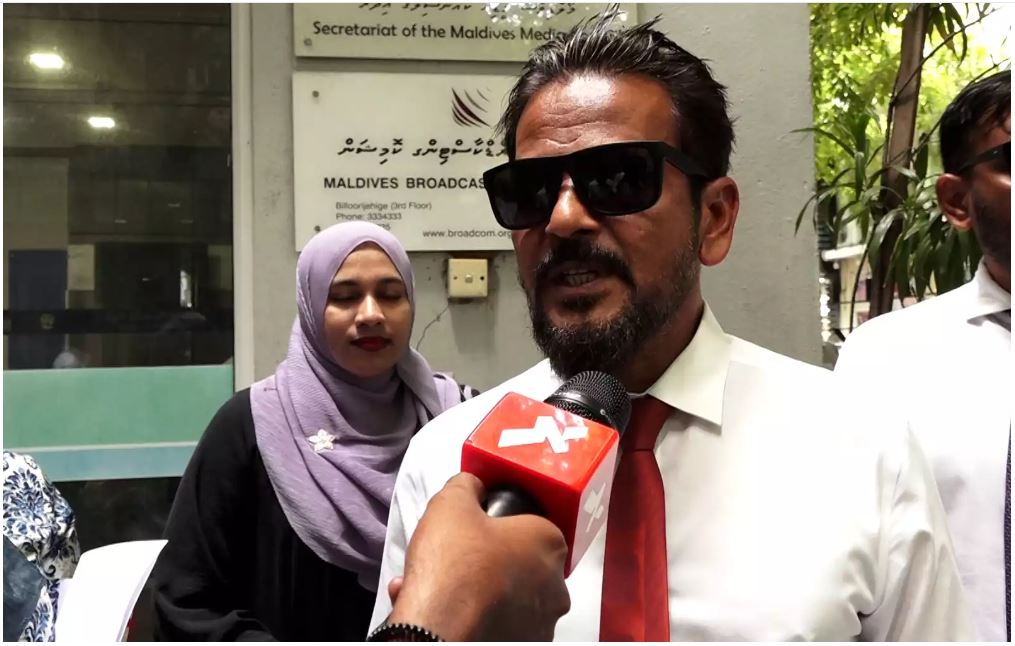 ރާއްޖެޓީވީ ލައިވްގައި ކުރި ފޯނުކޯލަކަށް ޖަވާބުދިން ސްޓެލްކޯ އެޗްއާރު މުވައްޒަފު ވަޒީފާއިން އެހަކެރިކޮށްފި