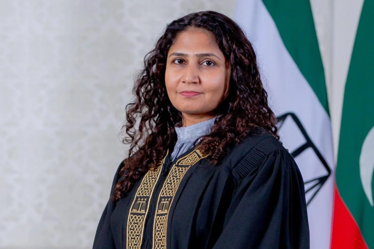 ނުފޫޒު ފޯރުވިކަމުގެ ތުހުމަތުގައި ސްޕްރީމް ކޯޓްގެ ފަނޑިޔާރު ކަމުންވަކިކުރި އަޒުމިރަލްދާގެ މައްޗަށް ޖިނާއީ ދައުވާއެއް  ކުރެވެން ނެތްކަމަށް ނިންމައި މައްސަލަ ފައިލްކޮށްފި
