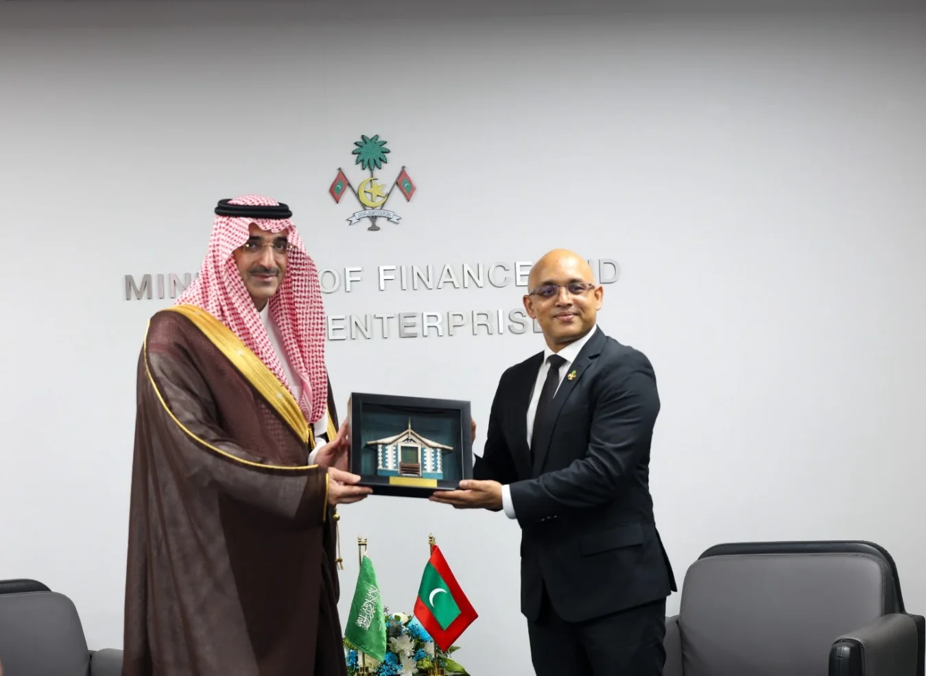 އިގްތީސާދީ ހީނަރުކަމުން އަރައިގަތުމަށް ބޭރުގެ މާލީ އިދާރާތަކުގެ އެހީއަށް ދިވެހިސަރުކާރުން އެދިއްޖެ