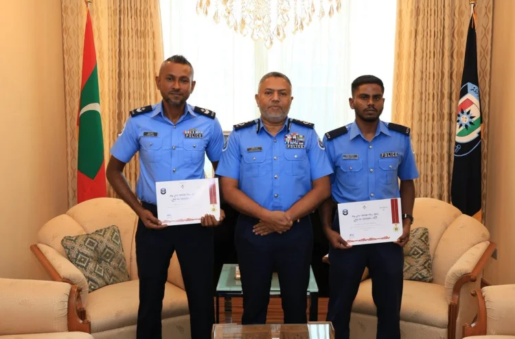 ކަނޑުމަތީގައި ހިނގި ނުރައްކާތެރި ހާދިސާއެއްގައި މީހެއްގެ ފުރާނަ ސަލާމަތްކޮށްދިން ތިން ފުލުހަކަށް ޝަރަފުގެ ރަން މެޑަލް ދީފި🎖️!