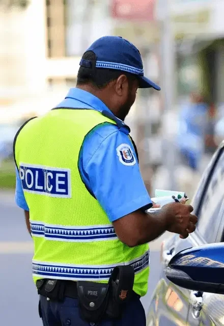 ސިނަމާލެ ހައިވޭގައި ބާރު ސްޕީޑުގައި ދުއްވި ސައިކަލަކުން ޖައްސައި ފުލުހަކު ސީރިއަސްކޮށް ޒަޚަމްކޮށްލައިފި؛ ސީޕީ ވިދާޅުވީ މިއީ ގަސްދުގައި ދިން ހަމަލާއެއް ކަމަށް