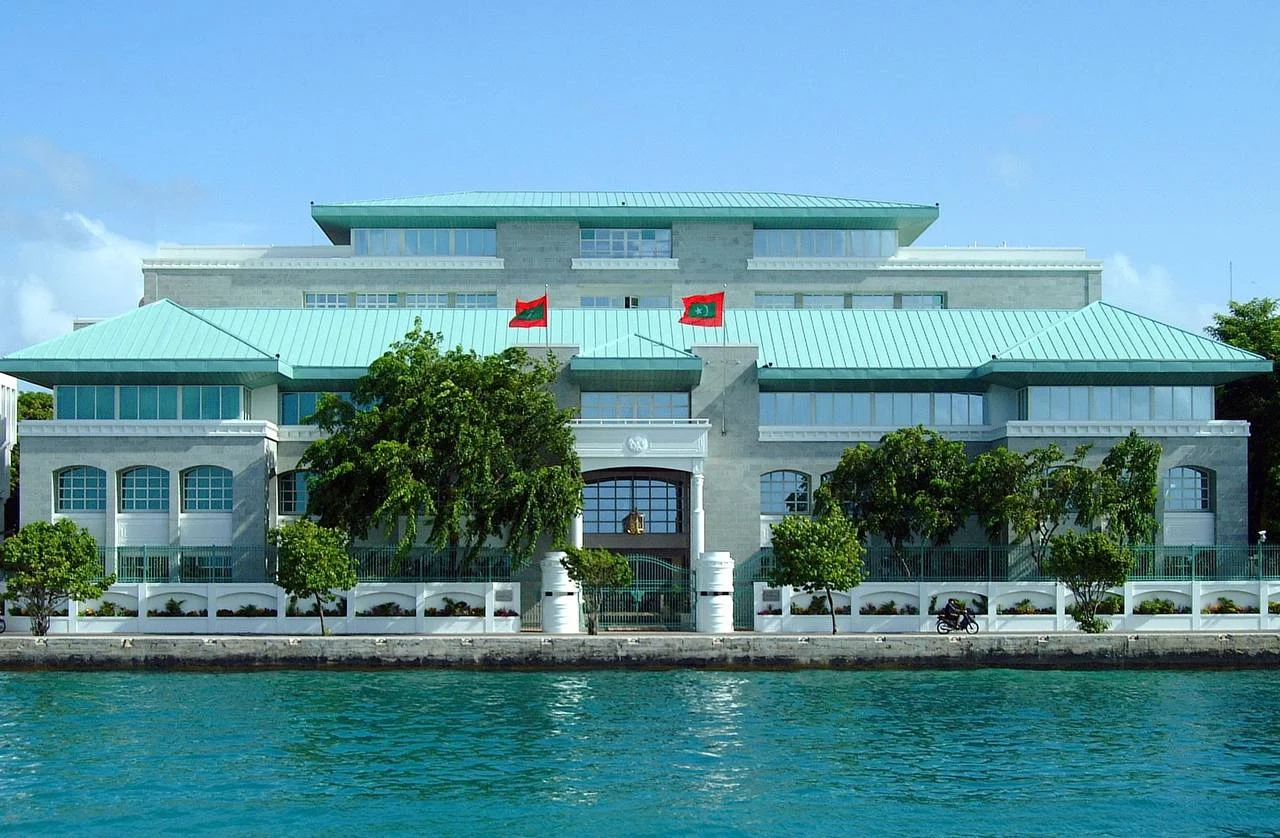 ސަރުކާރުގެ ތިންބާރުގައި ހިމެނޭ އިމާރާތްތަކުގައި  ހުޅުޖަހަން ގޮވާލި މައްސަލަ ބަލަނީ