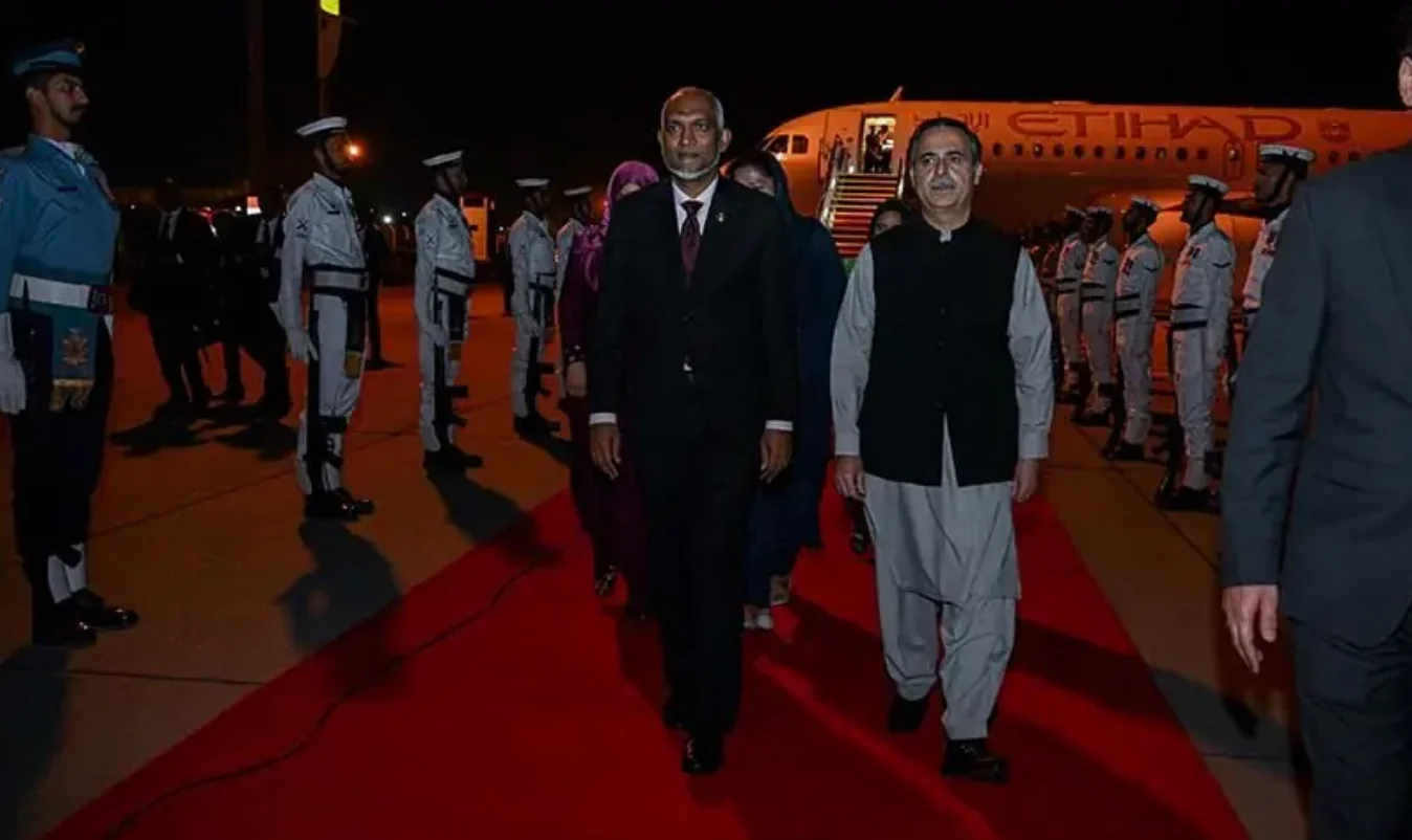 21 ބަޑީގެ ސަލާމަކާއި ކުލަގަދަ މަރުޙަބާ ކިއުމެއްގައި ރައީސް މުޢިއްޒު ޕާކިސްތާނަށް: ދެ ގައުމުގެ ގުޅުމަށް އާ ބާބެއް