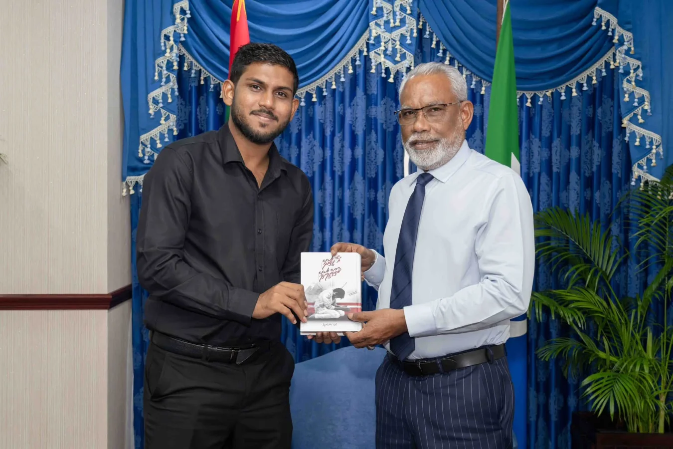 ނޫސްވެރިޔާ އާލިމް ޢަބްދުލް ލަތީފް ގެ ފުރަތަމަ ފޮތް "އޭ ހިތާއޭ، ކެތްތެރިވާށޭ"  މަޖިލީހުގެ ރައީސް އަށް އަރުވާފިއެވެ.