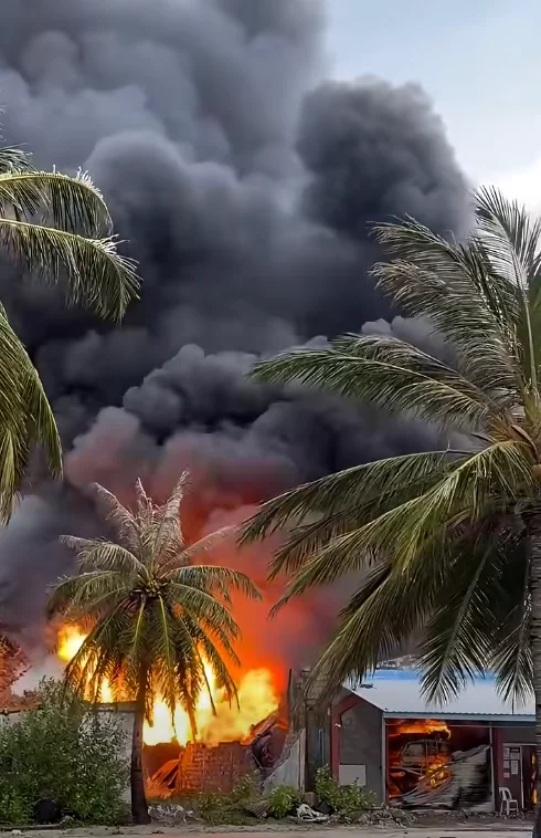Fire breaks out at a petrol shed in Sh. Funadhoo, spreading to a nearby house and garage!